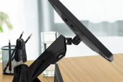 モニターアームが仕事中により良い姿勢を促進し、首の負担を軽減する方法