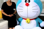 【画像】ドラえもんの「等身大ぬいぐるみ(19万円)」、デカすぎて草ｗｗｗｗ