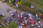 【動画】「ツール・ド・フランス」でアホ女さんが原因の大量落車が発生、レースがめちゃくちゃになってしまう
