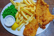 【画像】イギリスご自慢の「フィッシュ・アンド・チップス」とかいう料理wwywwywwywwywwyww