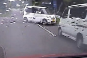 【ドラレコ】変なタイミングで出てきた右折車と前の車が減速しても何も考えず追い越した後続車が事故る