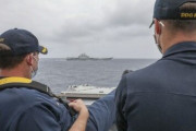 米海軍駆逐艦、中国軍空母に近づいて記念撮影