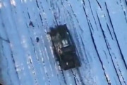 ウクライナ軍ドローンに見つかり地対空ミサイル車両から逃げだすロシア兵！