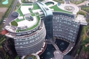 【中国】放棄された採石場の跡地に作られた高級ホテルがすごい動画。