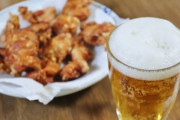 コンビニでビールと揚げ物と雑誌を買った。「袋は１つでいいよ」って言ったのは俺だけど、なんでビールと揚げ物を隣同士で入れるかな？
