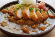 英国で最近人気の日本食はカツカレー。謎の食材pancoを使ってカリっと揚げたカツをカレーライスに載せ