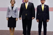 【画像】日米韓外相会談、日米が揃いのネクタイで記念撮影…韓国外相は仲裁断られた挙句、ASEAN2019バッジを逆さまにつけて赤っ恥をさらす
