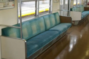 かなり具合が悪くて電車の席に座って目を瞑っっていたら　お爺さんが私の肩を揺すって席を譲ってくれと言ってきた