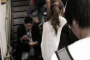 【悲報画像】駅の階段で弁当食ってたリーマンのその後wwww