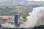 【怖すぎ】中国ロケット打ち上げで巨大物体が落下、学校近くにオレンジ色の毒煙が噴きあがる