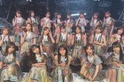 【乃木坂46】え・・・集合写真のいくちゃんの様子がおかしい件・・・