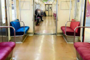 電車の優先席に座る若者&インバウンド外国人…空いていたら座ってもいいのか鉄道会社に聞いてみた