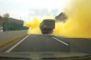 その積荷は何！？中国でトラックが横転して辺りが真っ黄色になってしまう事故。