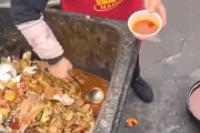 【動画】中国あるある、生ゴミ箱から廃油(地溝油)を回収する飲食店のおばちゃん～！