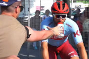 これはひどい。ジロ・デ・イタリア2019で選手のボトルを口元から奪おうとしたファンの動画。