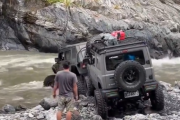 【動画】牽引ロープで車を引っ張り、激流を横断しようとした結果ｗｗｗｗ