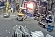 【動画】鋳造工場で起きた恐ろしい事故。炉に湿ったスクラップを投入してしまった結果が(°_°)
