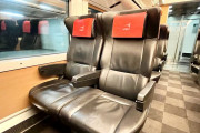 外国人「これ乗った！けど…」成田エクスプレスの普通車とグリーン車を比較！旅動画に共感も