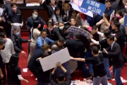 【動画】台湾の国会でまさかの珍事発生！議員たちが○○を投げ合い始めるｗｗｗｗｗｗ