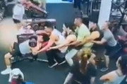 「ジムのトレーニング中にさりげないイタズラが進行しているとき…」ベンチプレスの補助員が増殖する