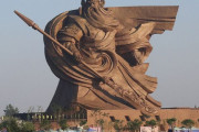 巨大な関羽像の解体進む、骨組みと大刀だけに…約30億円をかけて建設！