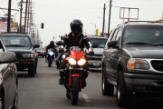 バイクで前の車に追いついて譲る車と譲らない車の差