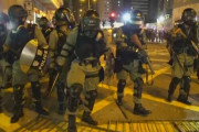 香港警察「抗議デモで覆面つけた市民を７７人逮捕した」