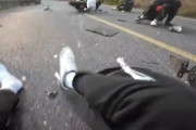 【動画】逆走の車カスに正面から突っ込まれたバイク乗りのヘルメットカム(°_°)