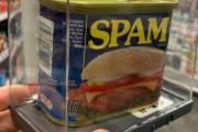 アメリカでは物価高で万引きが多発。スパム缶がケースに入れてロックされる