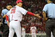 【悲報】カープ新井監督のリクエスト、明らかにセーフなのに覆らず。誤審を無くすには？