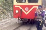 【動画】線路で記念撮影していた観光客がはねられてしまう事故。