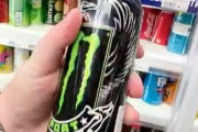【悲報】ロシア人「助けて！モンスターエナジーが1500円もするの！」