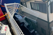 スーパーの駐車場で60代男性の車がフェンスを突き破り転落　隣の住宅の一部が壊れる