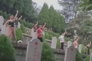 「追い返しても何度も来る」…参戦勇士の墓地でダンスする中国女性たち！