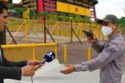 エクアドル治安悪すぎ。テレビカメラ前のレポーターが強盗に遭遇する。