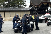 【動画像】京都御苑でドローンを飛ばした中国人、警察に囲まれる。
