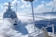 【動画】南シナ海で中国海警の巡視船と中国軍のミサイル駆逐艦が衝突してしまう。