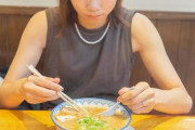 【悲報】女さん、ラーメン屋で隣の男に一言話し掛けられる → すると驚きの行動に・・・