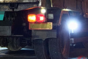 まぶしいトラック『路肩灯』と『反射板』　車検NGなのになぜ装着増加？