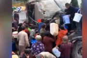 中国湖北省で食用油を満載したタンクローリーが横転、近隣住民が一斉にポリタンクを持ち群がってしまう！