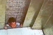 エレベーターのドアと壁の間に子供が挟まれる中国の動画が怖すぎる(((ﾟДﾟ)))