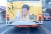 【動画】鹿児島ですり抜けバイクvsタクシーのバトルが事故に繋がるドラレコ。