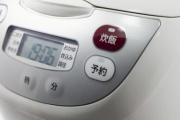 お米さん、4合炊き炊飯器で6合炊いただけなのに蓋をこじ開けてしまう