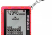 【朗報】「テトリス」がどこでも遊べるキーホルダー型携帯ゲーム機が発売！