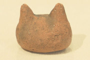 縄文時代の遺跡から見つかった、猫の頭のように見える謎のアイテムの愛称が決定！その名も・・・