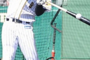 阪神・佐藤輝　きょうも怪力全開！逆方向へ2連発“浜風打法”披露