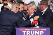 【速報】トランプ、演説中に撃たれる　
