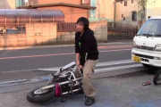 女がバイク乗ってるけどあれ倒れた時起こせるのか？