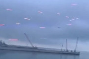 【動画】弾幕をかいくぐってロシアのフリゲート艦に突っ込む自爆ドローン。