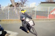 イヤホン＆スマホ直視運転の自転車姉ちゃんに当て逃げされてしまう車載。